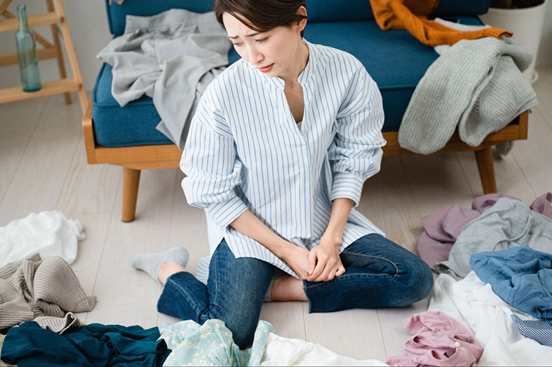 洗濯物をたたむ女性
