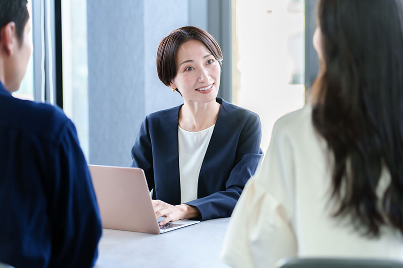 女性スタッフ