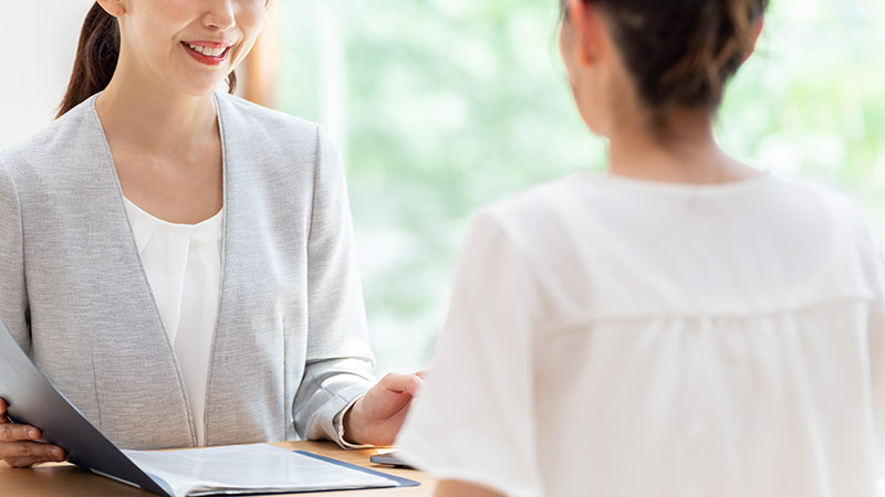 スタッフに相談する女性
